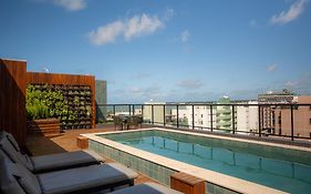 Flat com dois quartos na praia do Cabo Branco - climatizado e completo